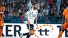 Ein Beşiktaş-Profi im klassischen weiß-schwarzen Trikot kontrolliert fokussiert den Ball während eines intensiven Erstligaspiels.